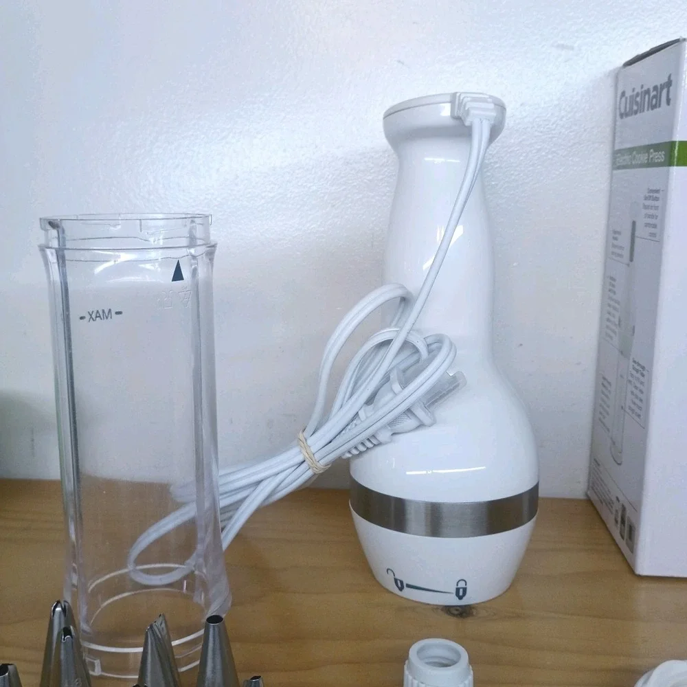 Cuisinart Model CCP-10 White Electric Cookie Press 12 Discs 8 pastry tips.